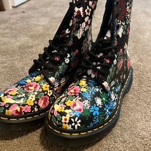 BRAND NEW Dr. Martens Floral (1460 Pascal)